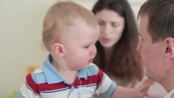 Pai brincando com o bebê filho em casa — Vídeo de Stock