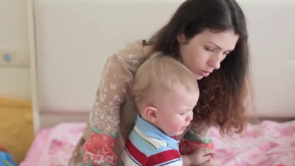 Mãe com bebê joga — Vídeo de Stock