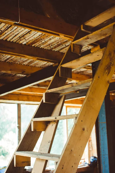 merdiven bitmemiş bir evde