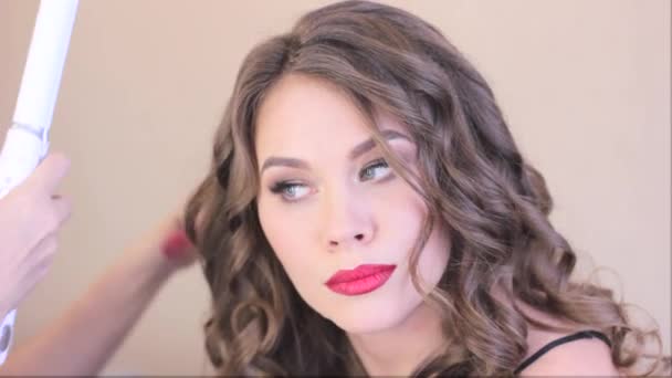 Maquillaje artista rizo pelo — Vídeo de stock