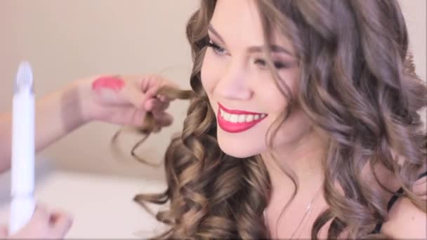 Smink művész göndör haj — Stock videók
