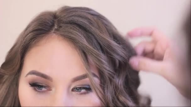 The woman curl hair Curling — Stock Video