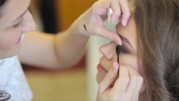 Maquiagem artista pinta os olhos — Vídeo de Stock