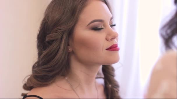 Een make-up artiest poeders het gezicht — Stockvideo