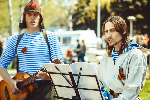 Muzikanten zingen in de straat — Stockfoto