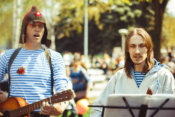 Musiker singen auf der Straße — Stockfoto