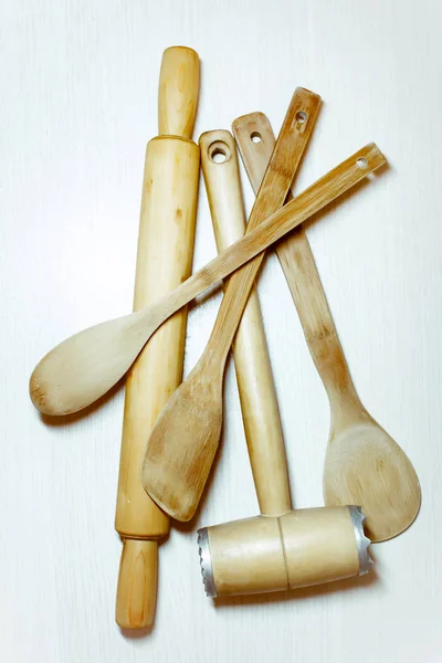 Utensílios de cozinha de madeira sobre um fundo branco . — Fotografia de Stock