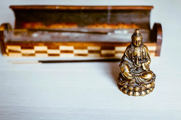 Die Statuette des Buddhas mit Segen und Weihrauch. — Stockfoto