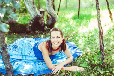 Kız çayırda yatıyor