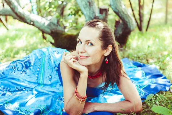 Kız çayırda yatıyor