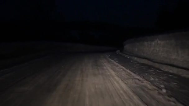 Straße bei Nacht von der Windschutzscheibe — Stockvideo