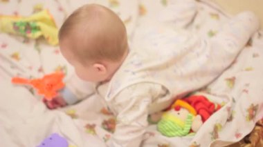 bebek yatakta yatıyordu