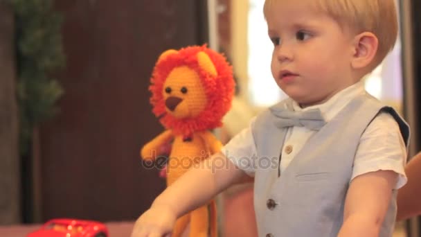 Un niño juega con una máquina — Vídeos de Stock