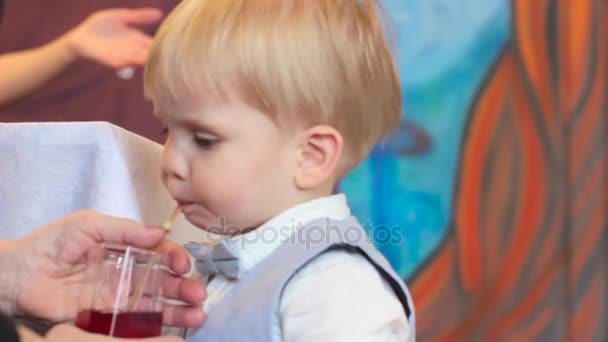 Niño divirtiéndose en el café de los niños — Vídeos de Stock