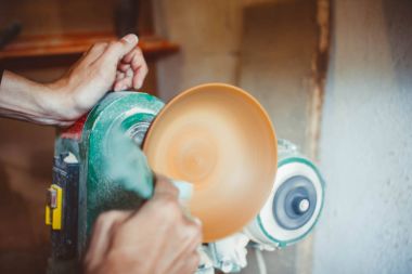 bir Torna üzerinde ahşap zımpara