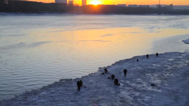 Rybacy o zachodzie słońca w zimie — Wideo stockowe