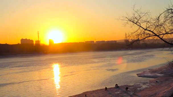 Por do sol sobre o rio — Vídeo de Stock
