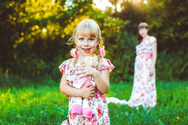 küçük kız annesi ile niteliğine