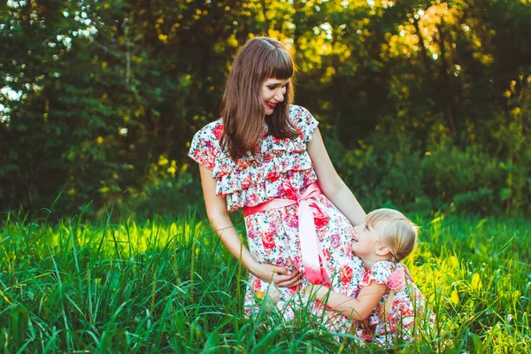 Malá holčička na přírodu s matkou — Stock fotografie