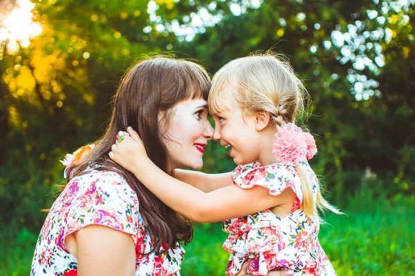 Little girl on nature with the mother — Stock Photo, Image