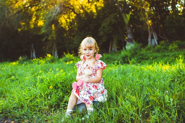 Petite fille dans l'herbe verte — Photo