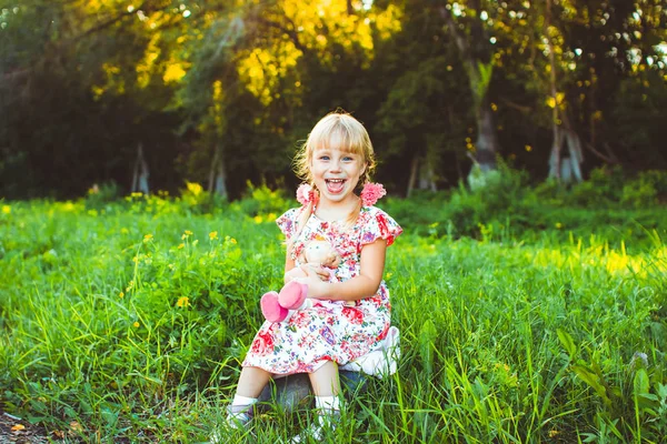 Petite fille dans l'herbe verte — Photo