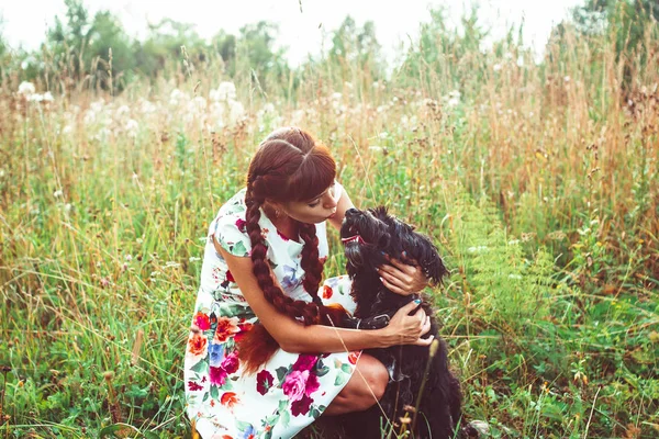 Žena na přírodu se psem — Stock fotografie