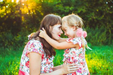 küçük kız annesi ile niteliğine