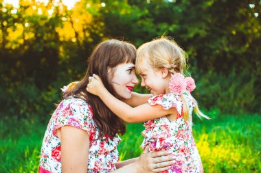 küçük kız annesi ile niteliğine