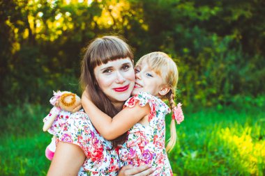 küçük kız annesi ile niteliğine