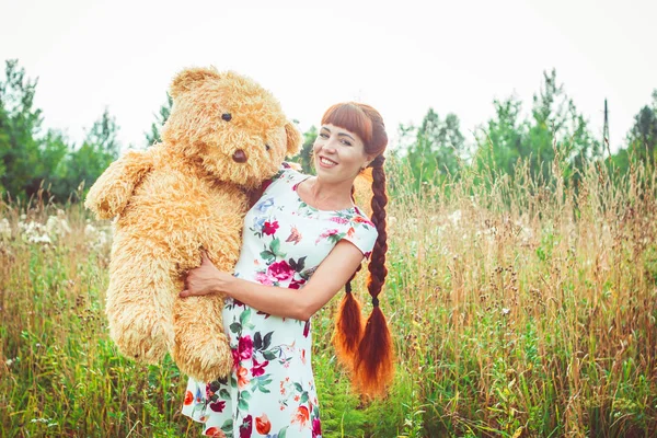 一只泰迪熊在自然中的女人 — 图库照片