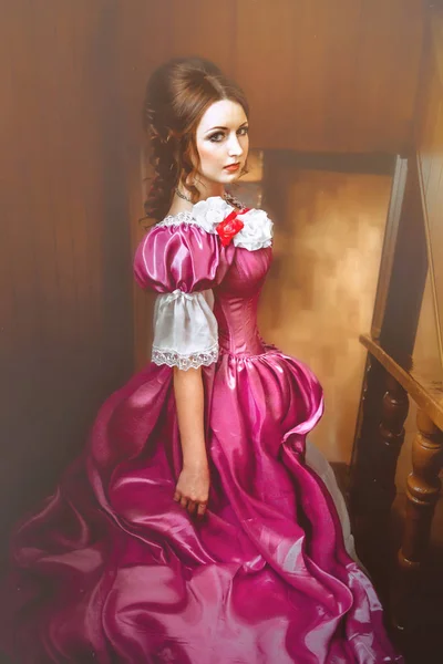 Κορίτσι σε ένα vintage φόρεμα στο δωμάτιο — Φωτογραφία Αρχείου