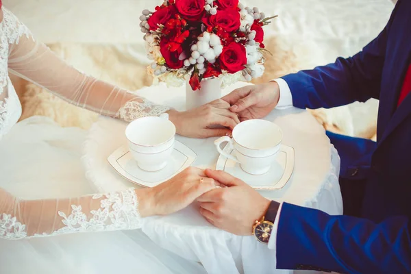 Händer bruden och brudgummen med ringar — Stockfoto