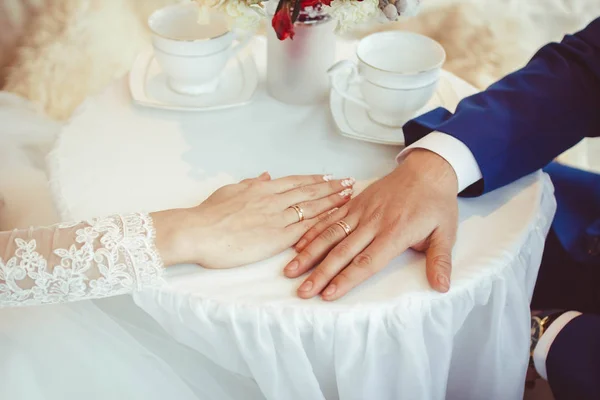 Mani degli sposi con anelli — Foto Stock