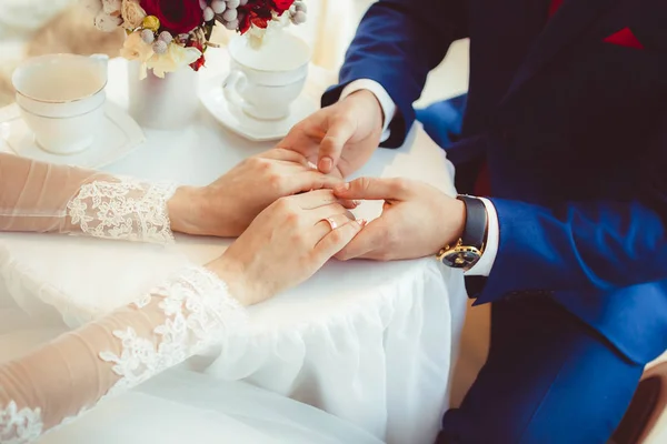 Τα χέρια της νύφης και του γαμπρού με δαχτυλίδια — Φωτογραφία Αρχείου