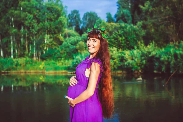 Těhotná dívka u vody — Stock fotografie