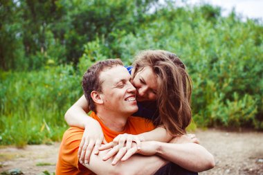 bir adam ve suya yakın hamile bir kadın