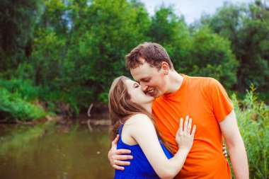 bir adam ve suya yakın hamile bir kadın