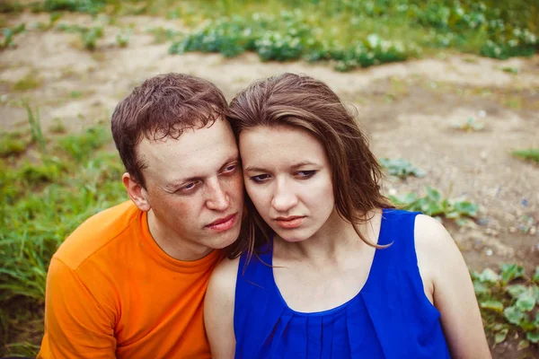 Un ragazzo e una donna incinta vicino all'acqua — Foto Stock