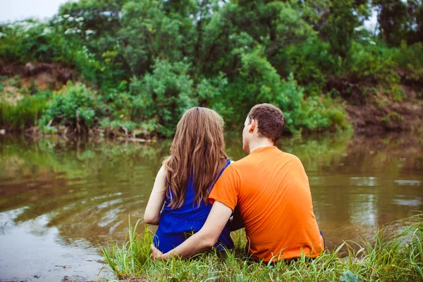 Pareja junto al río — Foto de Stock