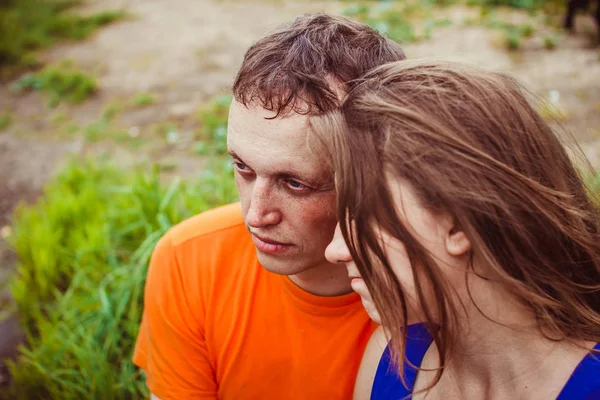 Un ragazzo e una donna incinta vicino all'acqua — Foto Stock