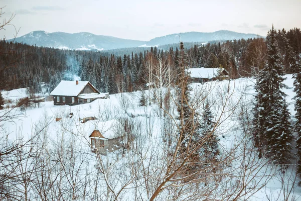 Huis in de winter in het dorp — Stockfoto