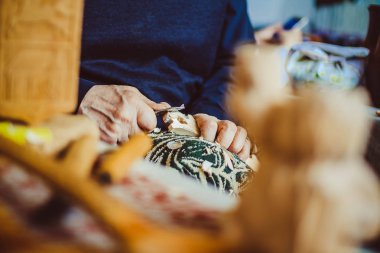 bir usta ahşap açmaktadır