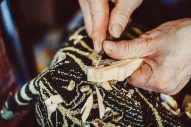 bir usta ahşap açmaktadır