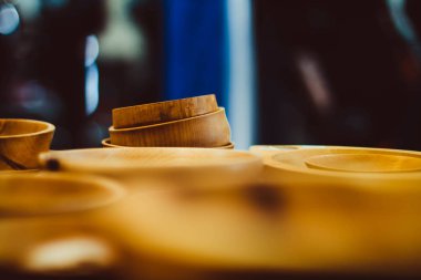 Açık tezgâhta ahşap kase