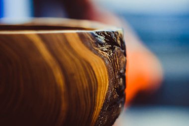 Açık tezgâhta ahşap kase