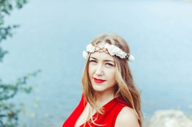 Nehri yakınında elbiseli kız