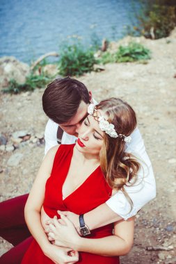 Göl sarılma tarafından oturan Çift