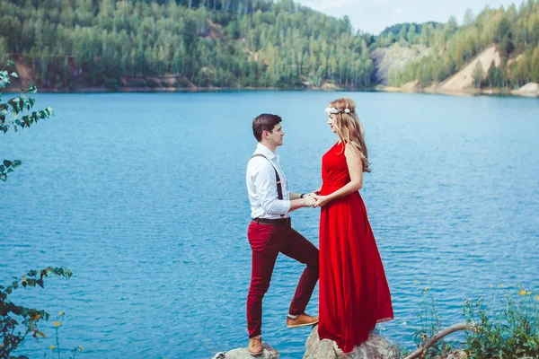 Пара, стоящая у озера в объятиях — стоковое фото