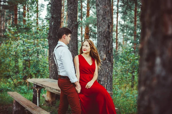 Casal amoroso na floresta no banco — Fotografia de Stock